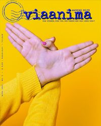 Auf dem Cover des Onlinemagazins viaMag, Ausgabe März 2022, überkreuzen sich zwei Hände einer Person, die einen gelben Pullover trägt. Auch der Hintergrund ist gelb, der Schriftzug diesmal blau – ein klares Zeichen für den Frieden in schwierigen Zeiten.